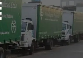 Caminhão da frota própria da Embalagens Paulicea