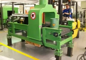 Profissional operando equipamento na fábrica da Embalagens Paulicea