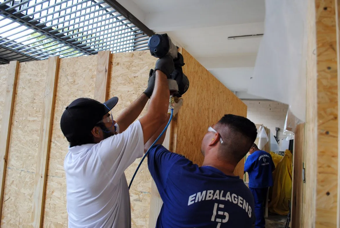 Profissionais da Embalagens Paulicea montando uma embalagem de madeira