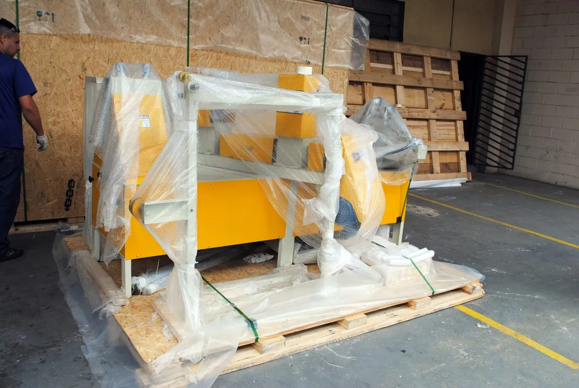Equipamento plastificado sobre base de madeira para transporte