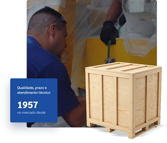 Colaborador da Embalagens Paulicea embalando produto ao lado de uma caixa de madeira — no mercado desde 1957, com qualidade, prazo e atendimento técnico